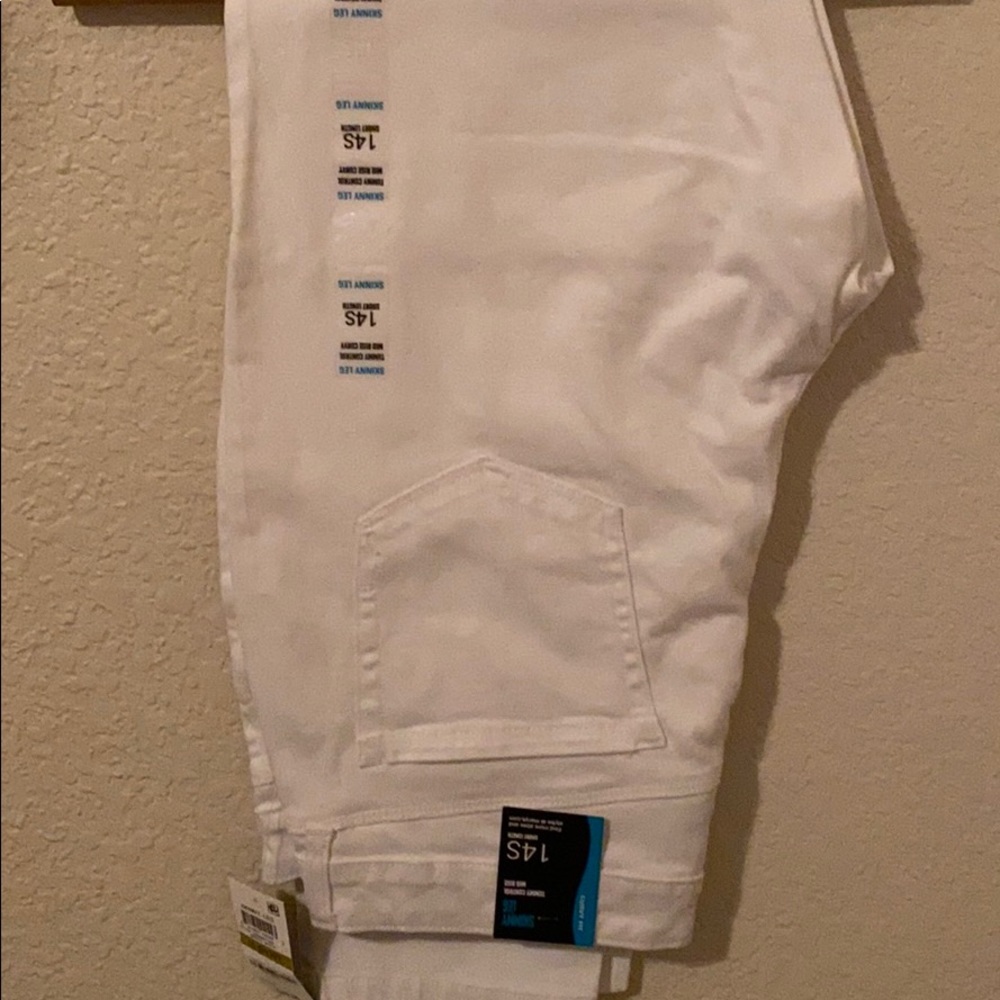 White skinny jeans, curvy fit